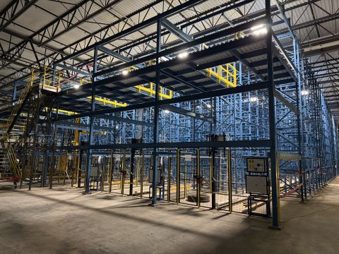 Multi-level pallet racking with a mezzanine walkway in a warehouse